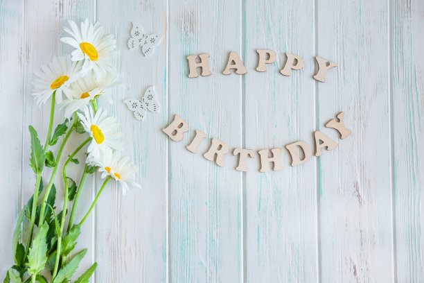 祝你生日快乐。生日贺卡设计与鲜花的生日。给妈妈的生日卡，女孩。贺卡分发给客户和员工。图片下载