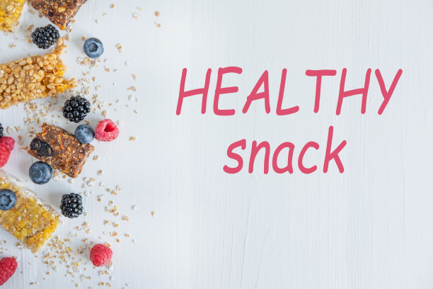 健康的零食。能量谷物棒与新鲜的树莓，蓝莓，黑莓的照片。平躺，俯视图。图片下载