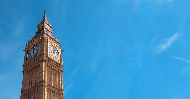 英国伦敦的大本钟，一个晴朗的日子，全景图图片下载