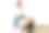 年轻漂亮的女孩和一只猫搬进了新公寓。图片下载