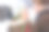 老年人坐在公园的长椅上。快乐的老夫妇在冬天花时间在外面图片下载