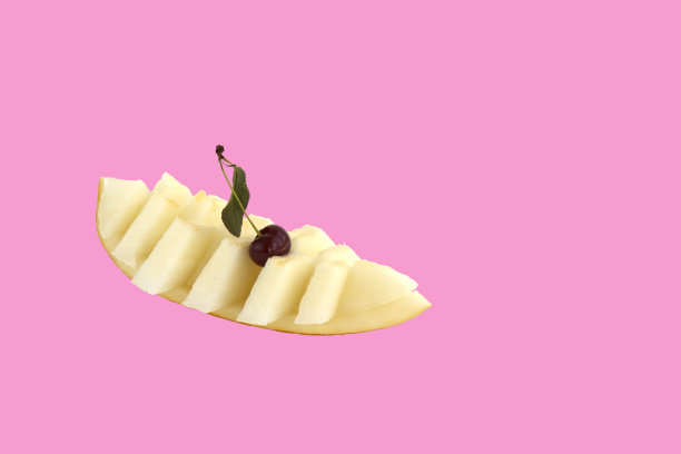 粉红色背景上的瓜片。用樱桃装饰的瓜片切得很漂亮图片下载