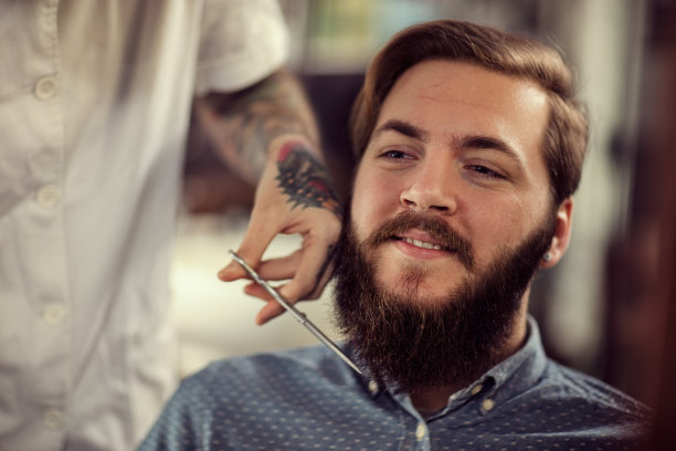 理发师用真正的潮人剪刀梳洗图片下载