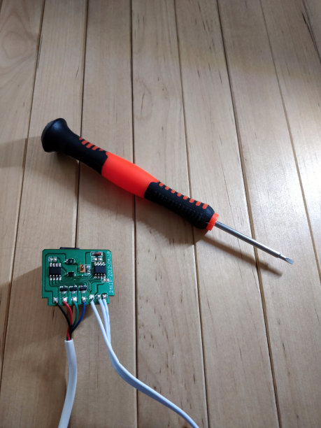 印刷电路板和螺丝刀关闭图片下载