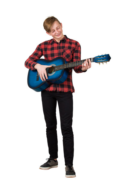 英俊的男孩少年的全长肖像在吉他上弹奏孤立的白色背景。给学生上音乐课。有才华的人想成为著名的音乐家。图片下载