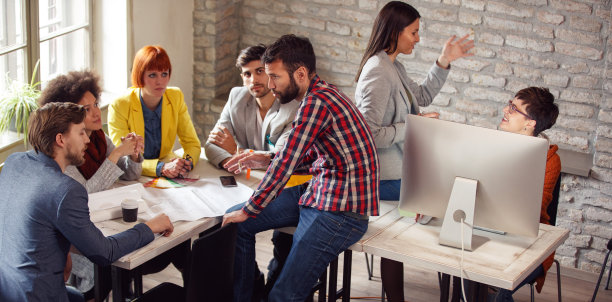 后视图的女人与手机在商务会议图片下载