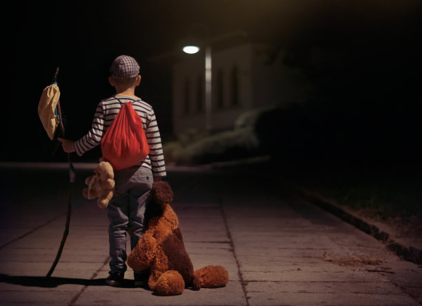 小男孩离家出走图片下载