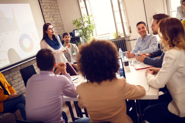 后视图的女人与手机在商务会议图片下载