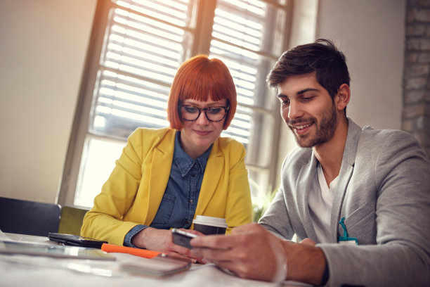 后视图的女人与手机在商务会议图片下载