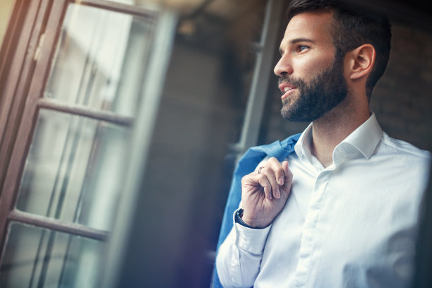 后视图的女人与手机在商务会议图片下载