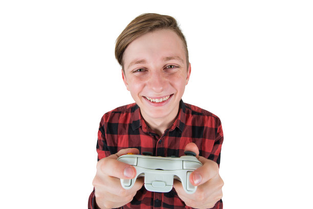 快乐的十几岁的男孩在白色的背景下玩电子游戏，举起手来庆祝成功。兴奋的青少年赢家有乐趣在虚拟世界。图片下载