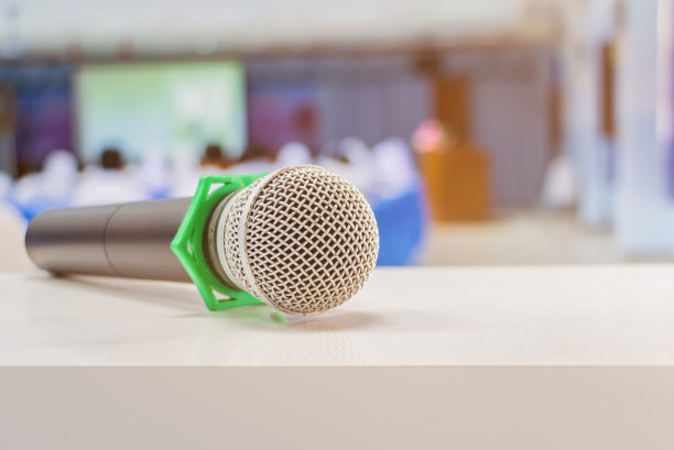 近距离麦克风无线老在会议桌上和背景模糊的内部研讨会会议室图片下载