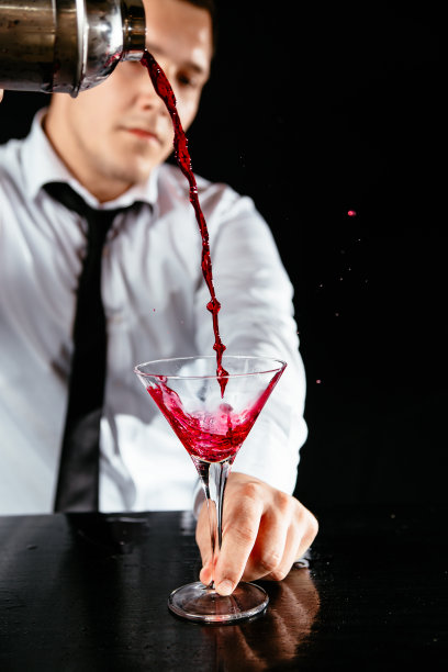 调酒师调制世界马提尼鸡尾酒图片下载