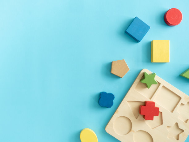 孩子学习概念与堆叠玩具在蓝色桌子的背景。图片下载