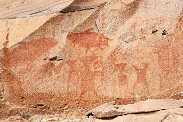 湄公河附近有三千年历史的悬崖画。图片下载