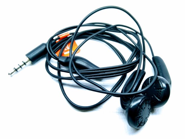 一张白色背景下的黑色耳机的照片图片下载