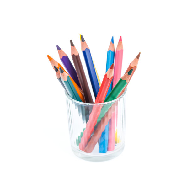 在白色背景上用玻璃隔开的彩色铅笔。图片下载