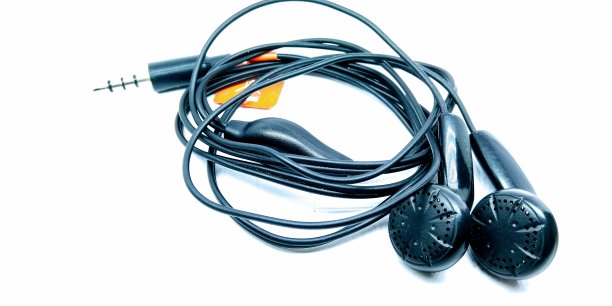 一张白色背景下的黑色耳机的照片图片下载