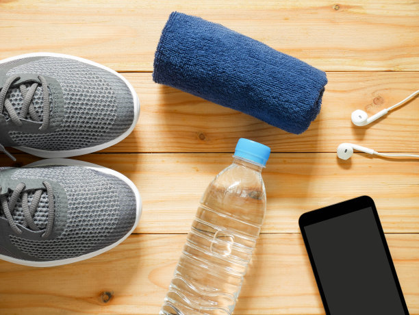 木制背景上的锻炼和健身设备图片下载