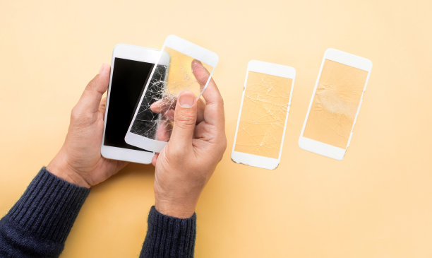 男手演示更换钢化玻璃防护罩或用手机遮屏的薄膜。保护的概念图片下载