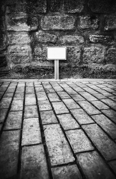 在街上张贴信息海报图片下载