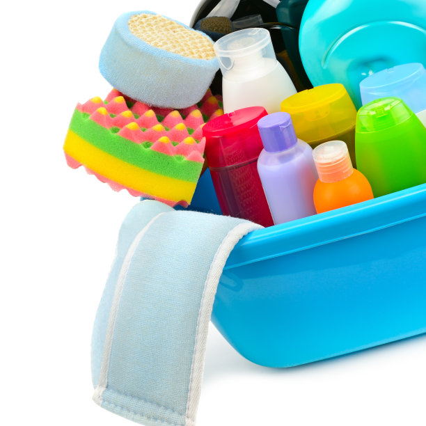 一套用于清洗和清洗的化学物质，隔离在白色背景上。图片下载