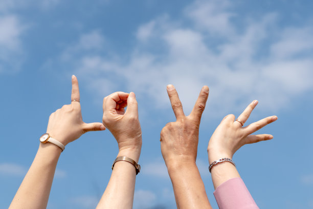 手动创建L.O.V.E形状图片下载