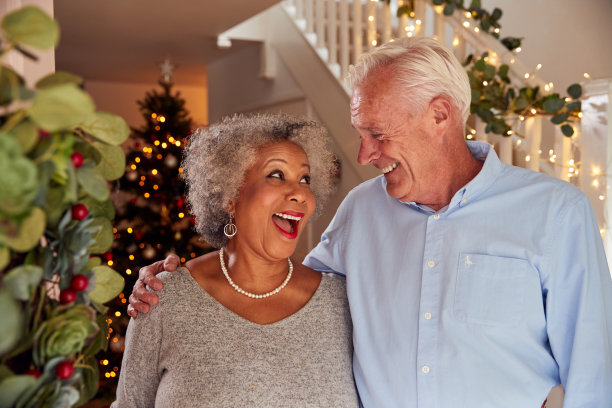 圣诞早晨，爷爷奶奶站在门口问候家人的照片图片下载