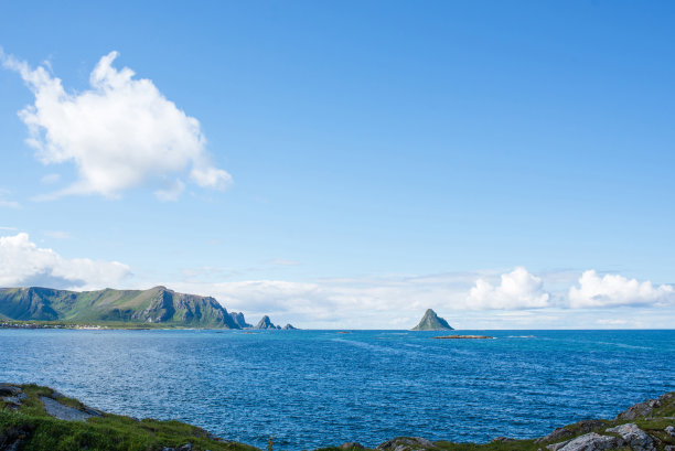 北方美丽的自然景观。风景优美的户外视图。有浪有山的海洋。大黑石头。戏剧性的乌云。极端天气，雨和风。探索挪威，夏日冒险图片下载