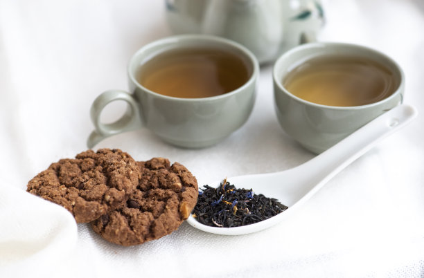 白底上放着茶和饼干。图片下载