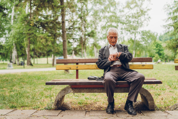 高级职员在看时间图片下载