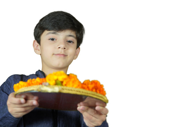 一个可爱的印度亚洲小孩的近距离的水平照片在紫色库尔塔，拿着一个pooja thali盘子与发光的diya与jyot或lau，孤立的白色图片下载