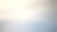 雪白的背景。雪的质地。闪亮的雪与散景和模糊的背景特写。白色的白雪覆盖的领域。雪景微距照片。图片下载