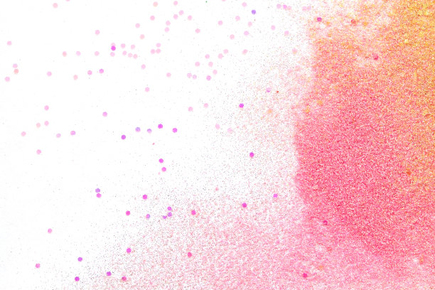 许多多色的亮片散布在白色的背景上。图片下载