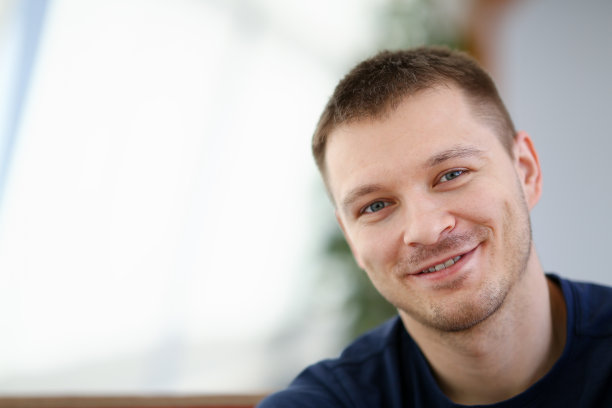 英俊和微笑的男性脸特写肖像图片下载