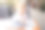 小女孩坐在咖啡馆里选择菜单上的食物生活方式图片下载
