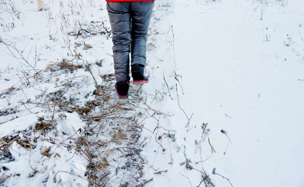 女人的腿在雪地上行走图片下载