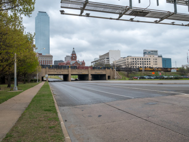 从下方交通标志看市中心达拉斯街道图片下载
