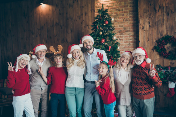 在装饰阁楼工业风格的室内房子里，好可爱的愉快的大全家族的兄弟姐妹戴着鹿配件世代聚会传统十二月显示v字的肖像图片下载