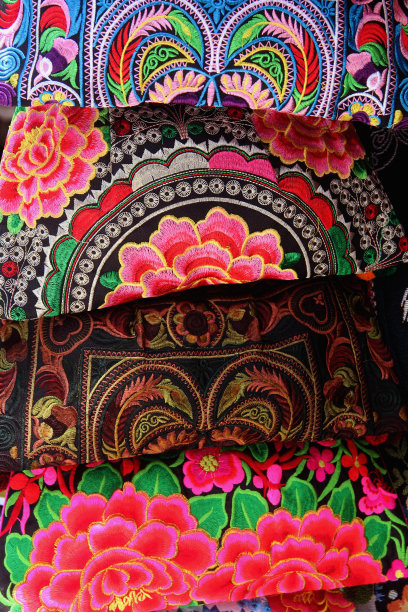 色彩鲜艳的布花图案，展示了纺织工业的美丽作品图片下载