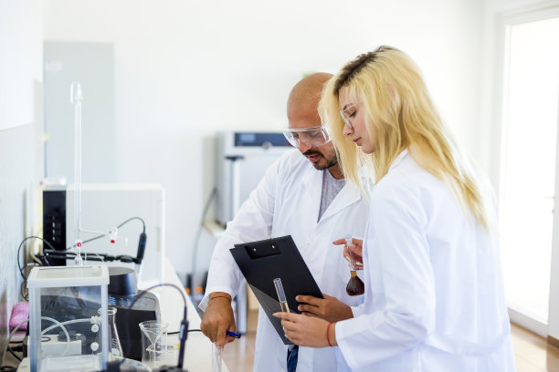 大学化学实验室研究学生在课堂上工作图片下载