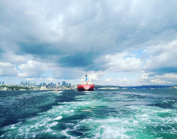 土耳其伊斯坦布尔的一艘工业船经过博斯普鲁斯海峡图片下载