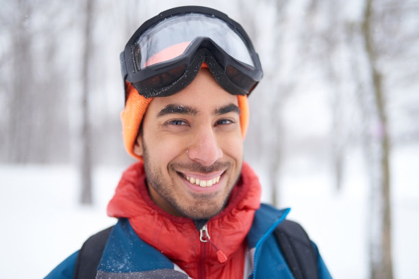 微笑着不同的夫妇拿着圣诞礼物穿过冬天的森林图片下载