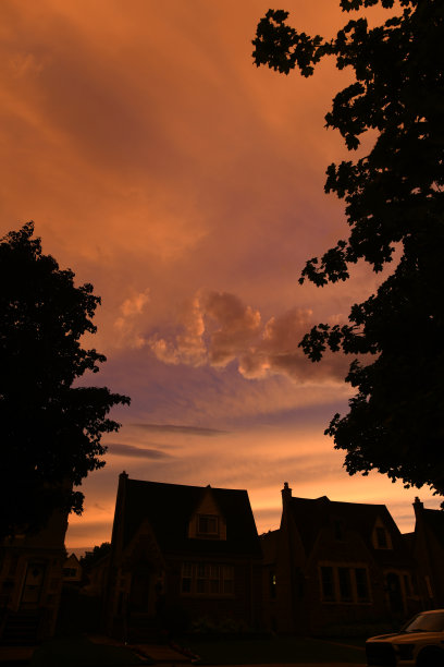 芝加哥的天空，城市住宅区的梦幻黄昏图片下载