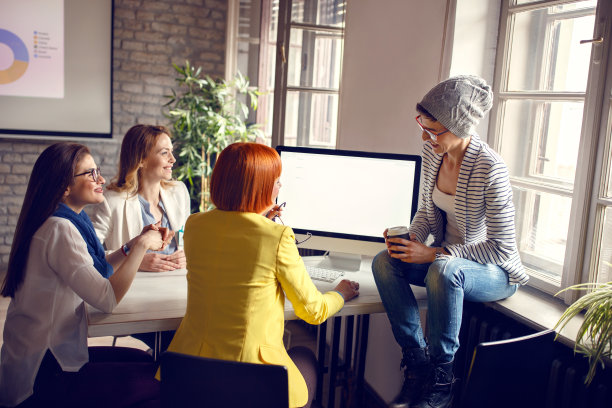 后视图的女人与手机在商务会议图片下载