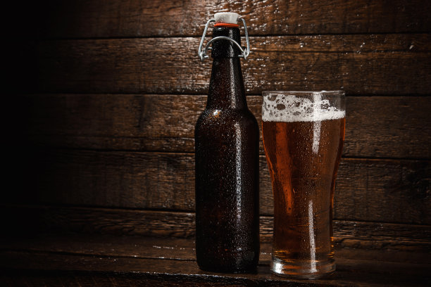 一瓶和一杯啤酒图片下载