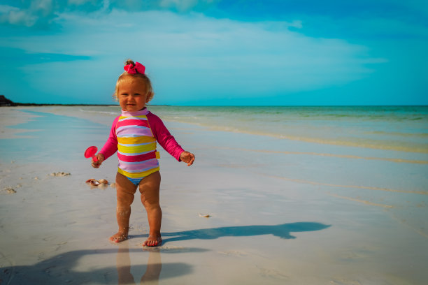 可爱的小女孩在海滩度假图片下载