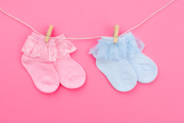 粉红色背景的婴儿袜。图片下载