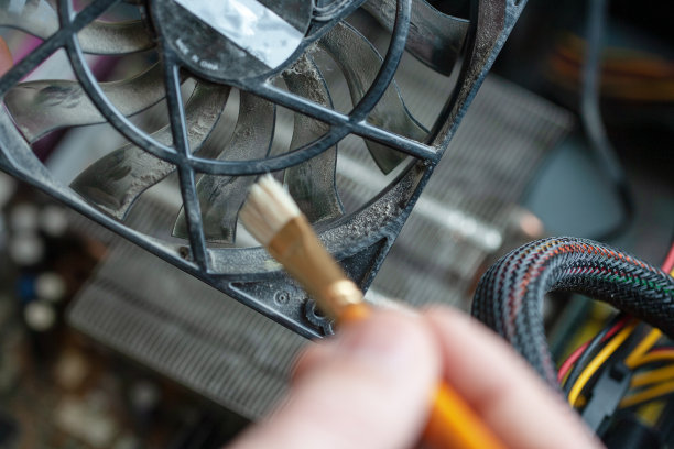 清除电脑硬件上的灰尘。清洁服务。有很多灰尘的电脑风扇。图片下载