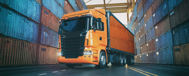 卡车在港口，后面有集装箱。图片下载